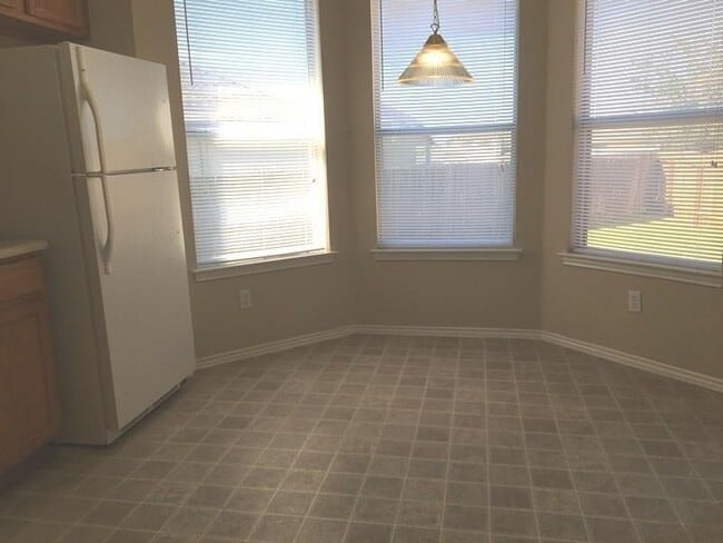 Building Photo - 2828 Southampton Way