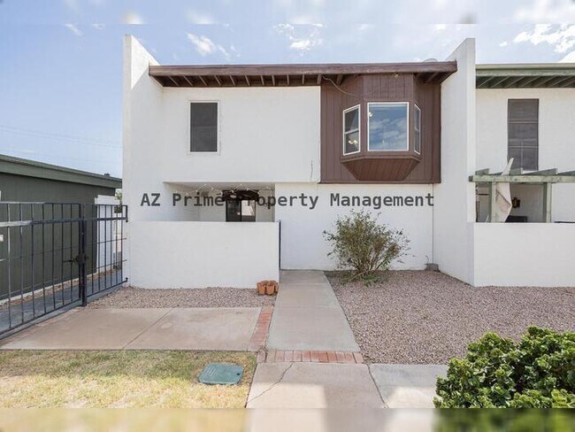 Building Photo - 3139 S Fairfield Dr