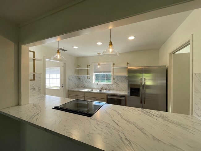 Foto del edificio - 15021 Hillview Rd