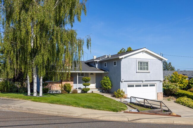 Foto del edificio - Amazing 4 bedroom home in one of Castro Valley's most desirable neighborhoods.  Owned solar!