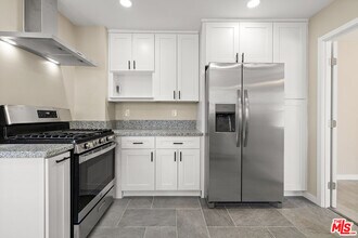Building Photo - 717 W 75th St