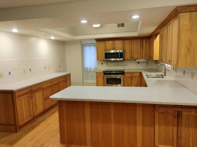 Building Photo - 5 bedroom, 4.5 bath