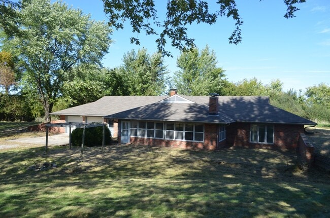 Building Photo - Beautiful Hobby Farm on 10 Acres!