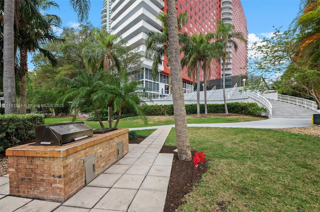 Primary Photo - 1627 Brickell Ave