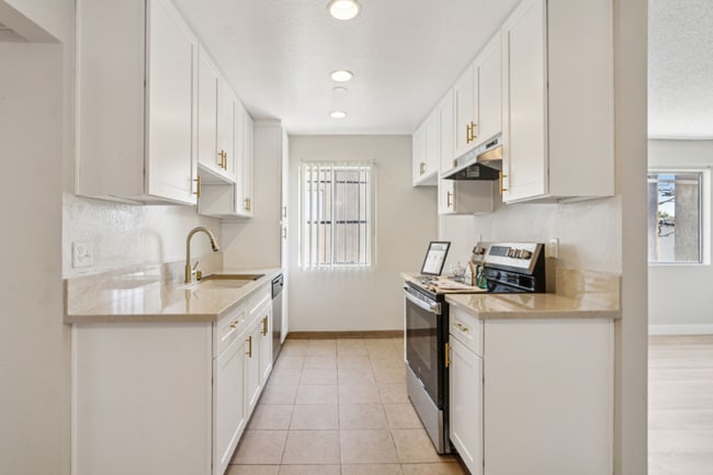 Building Photo - 626 E Verdugo Ave