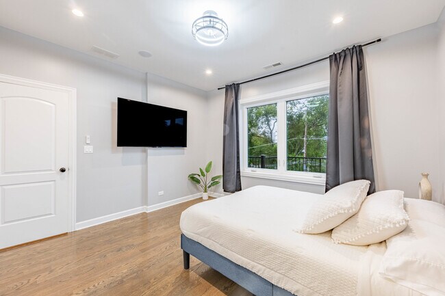 Foto del edificio - 4634 S Langley Ave