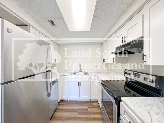 Foto del edificio - Newly Renovated 3-Bedroom Duplex with Mode...