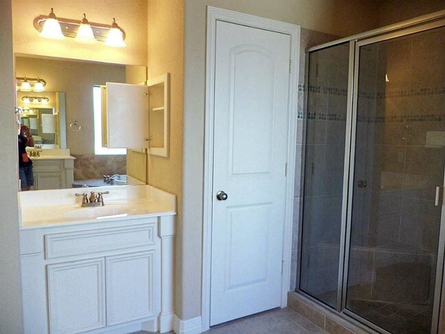 Master Bath - 2905 Baer St