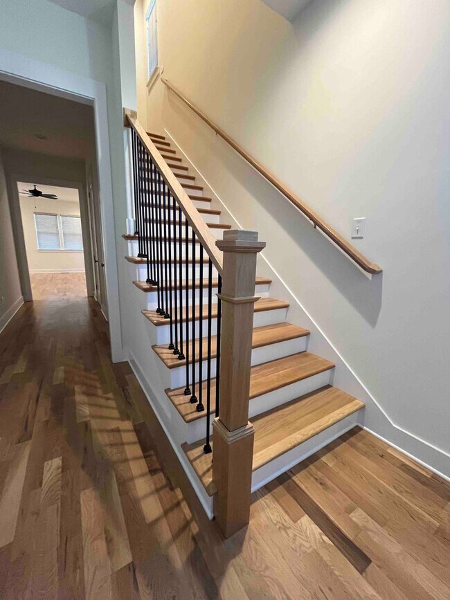 Building Photo - Elegant and Spacious 3 Bed 3 Bath Home Wal...