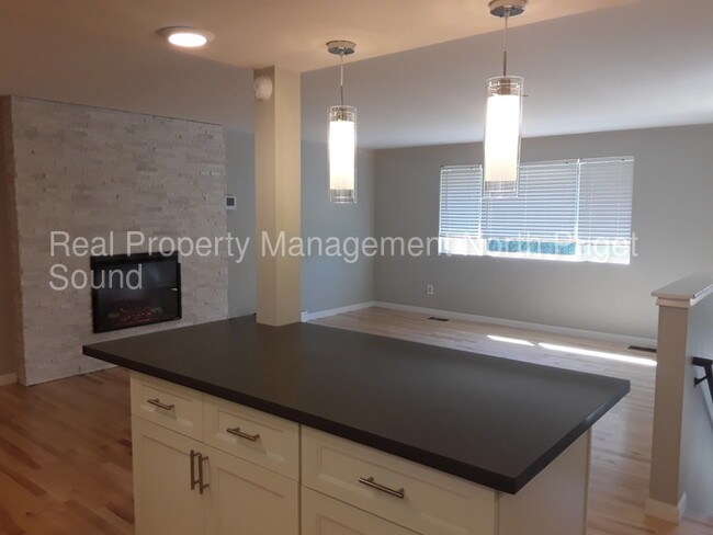 Foto del edificio - 13221 Beverly Park Rd