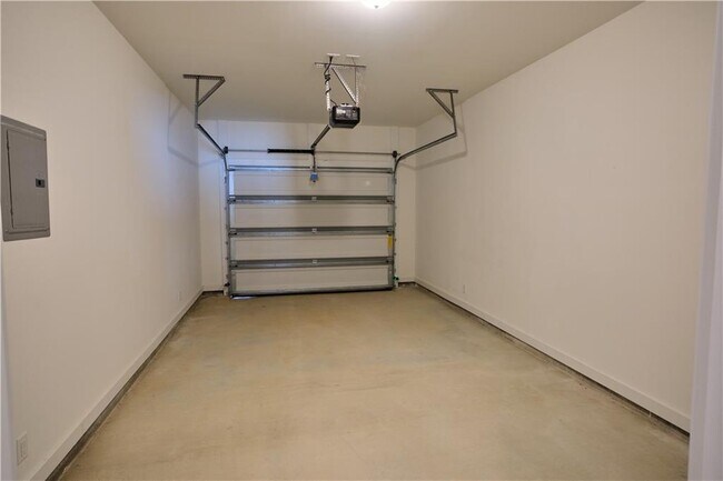 Foto del edificio - 8561 Clarke Rd