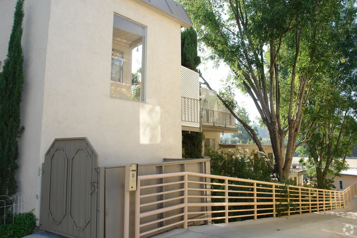 Building Photo - Laurelwood Apartments