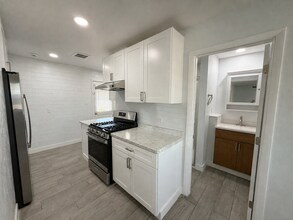 Building Photo - 2206 W Vista Ave