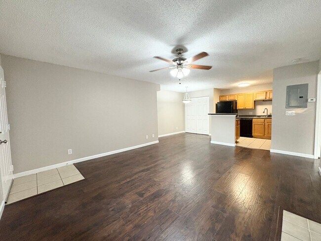 Building Photo - Beautiful 1/1 Condo in Altamonte Springs ~ Gated Lakefront Community!