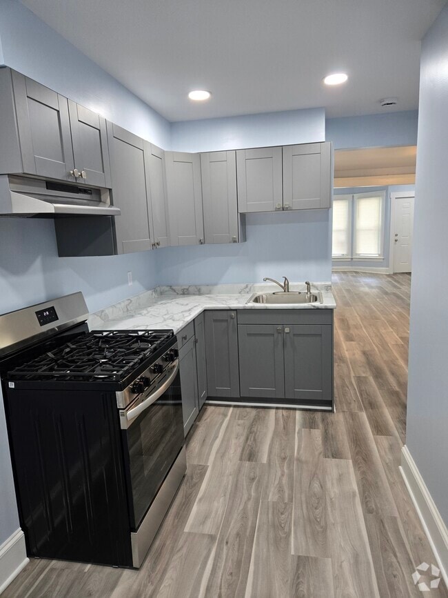 Building Photo - 2105 W 93rd St