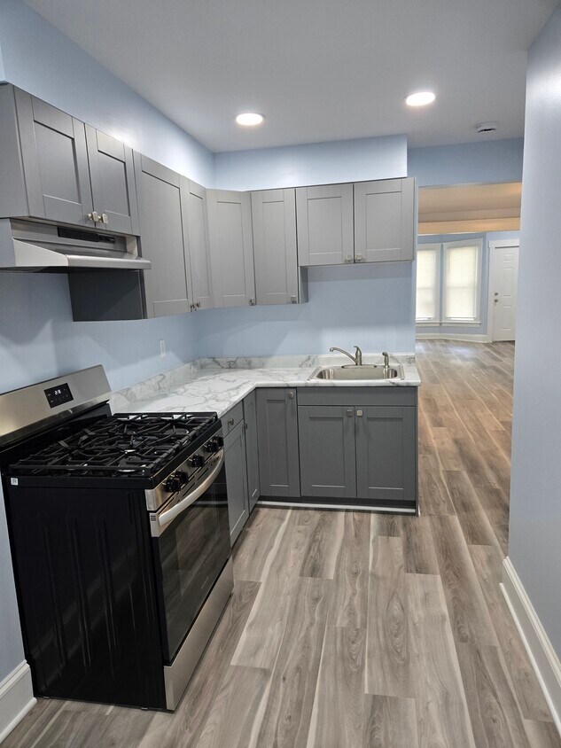 Foto principal - 2105 W 93rd St