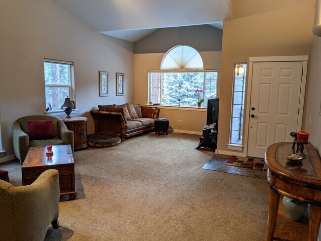 Building Photo - Spacious Westside single-Level 3-Bedroom h...