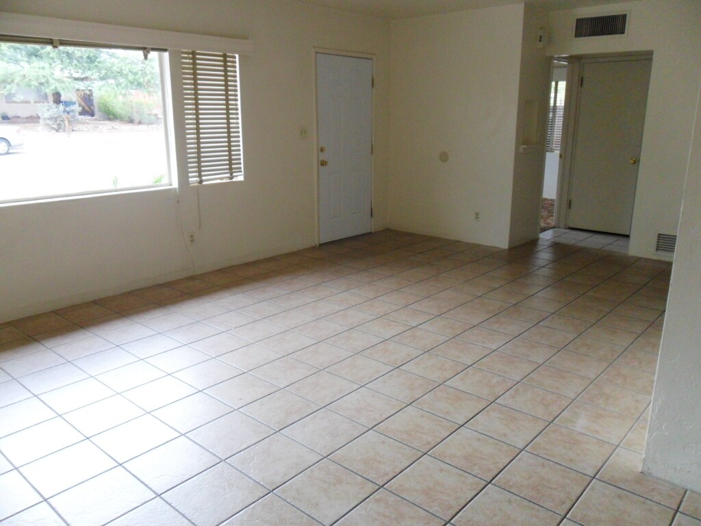 Entrada - 1312 E Adams St