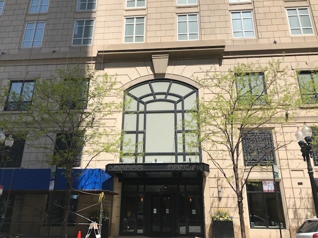 Building Photo - 10 E Delaware Pl