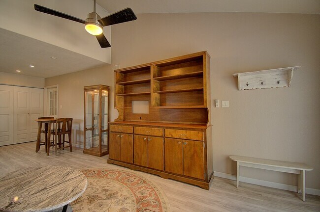 Building Photo - 110 Real Woods View E