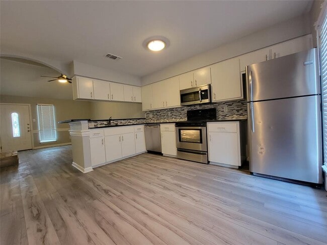 Building Photo - 2903 Catalina Dr