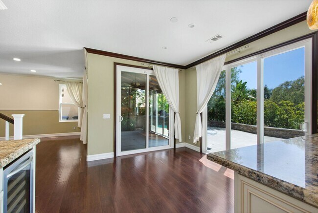 Foto del edificio - Beautiful Two-Story Pool Home 4BR 3BA Plus Bonus RM Solar Panels 2 Car Garage in Gated Tustin Com...