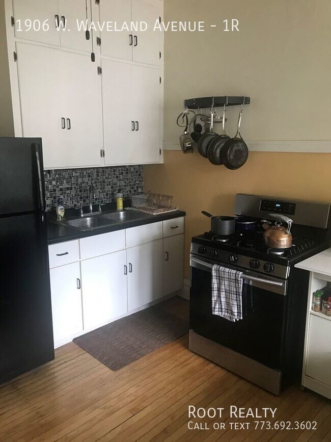 Building Photo - North Center - Updated 1-Bedroom + Den - F...