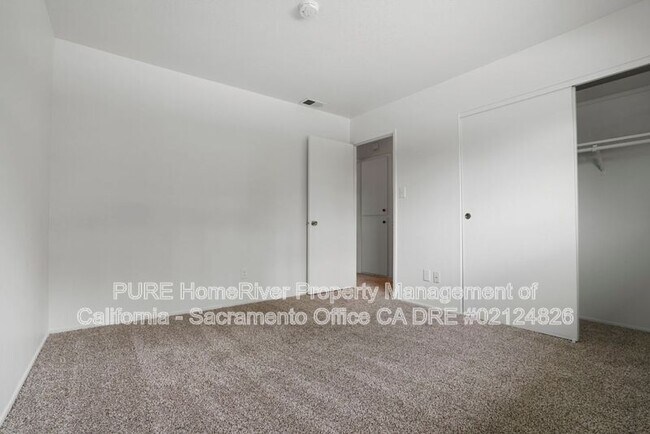 Building Photo - 8811 Salmon Falls Dr