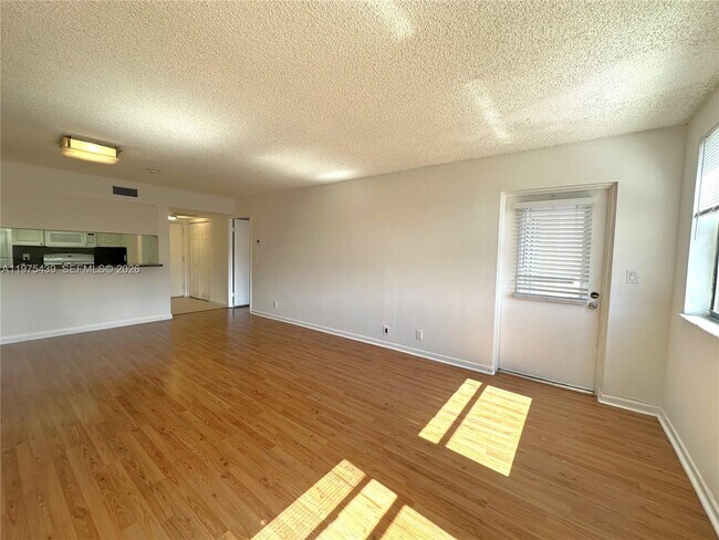 Building Photo - 8160 Geneva Ct