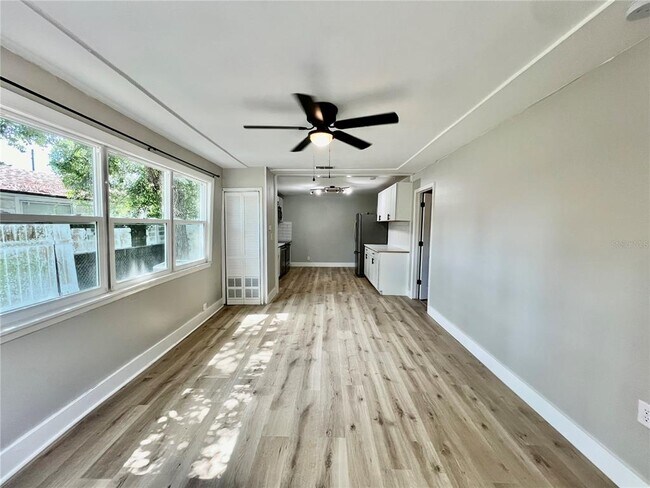 Foto del edificio - 1709 E Chelsea St
