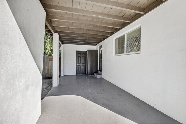 Building Photo - 642 SW 11th St