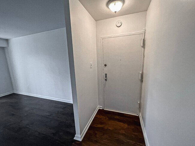 Building Photo - A Gorgeous 1 Bed 1 Bath Unit With Patio In...