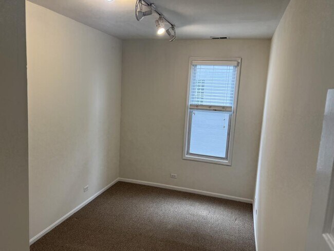 Building Photo - 3 bedroom in Chicago IL 60622