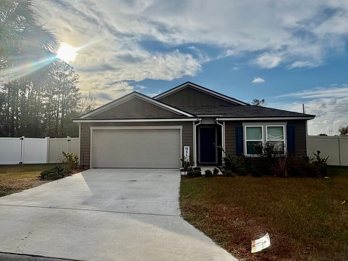 Foto principal - 4 Bed 2 Bath with HUGE Yard Available in March