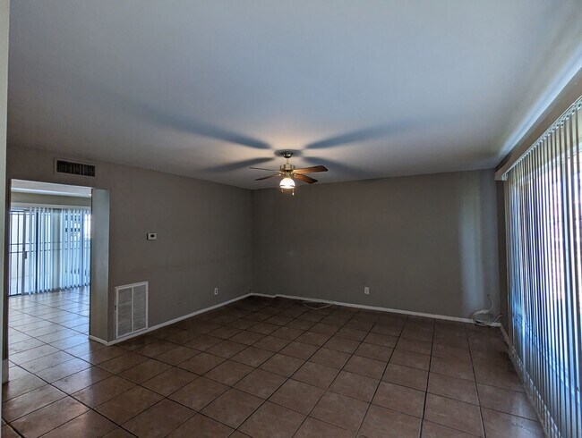 Foto del edificio - LARGE 4 BEDROOM TOWNHOME