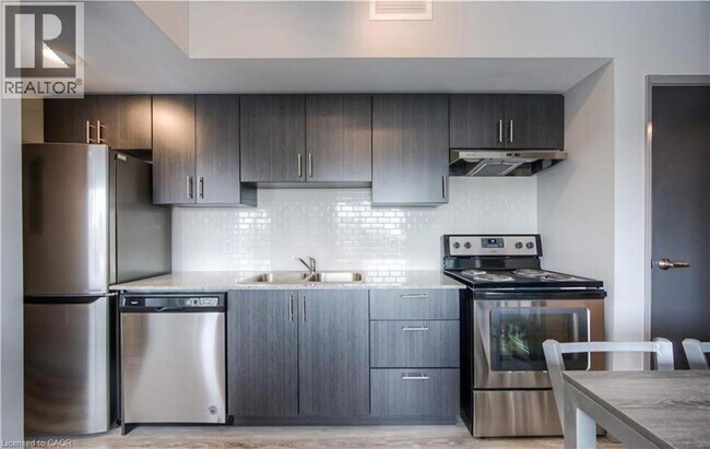 Building Photo - 275 Larch St