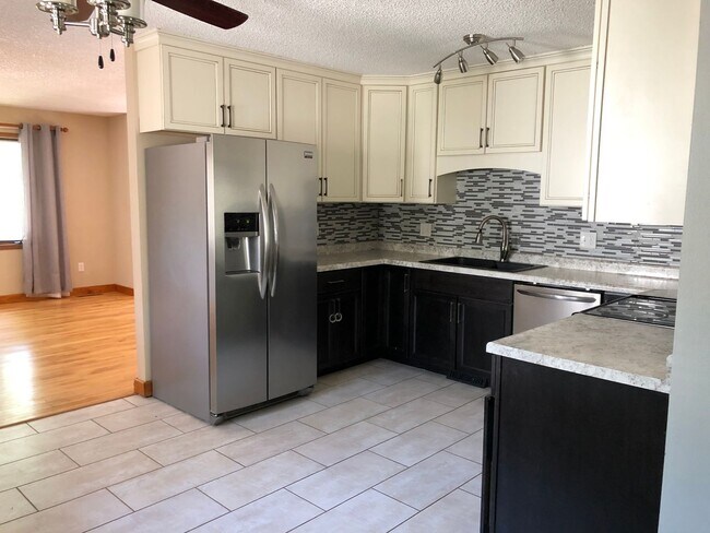 Foto del edificio - $3,050 |5 Bedroom 3 Bath |Fenced Backyard| Deck| Laundry| Basement