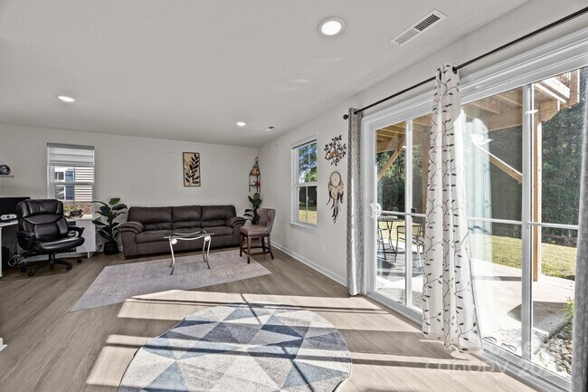 Foto del edificio - 2665 Grantham Place Dr