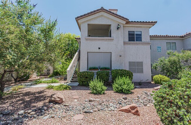 Foto del edificio - Upstairs condo in gated community