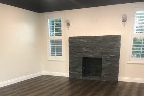 Chimenea decorativa en la sala de estar - 6415 Melrose Ave