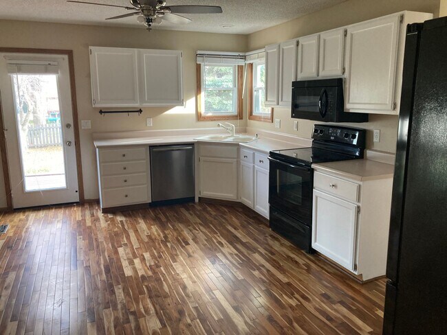 Foto del edificio - Spacious 3 Bedroom 2.5 Bath Home- Located ...
