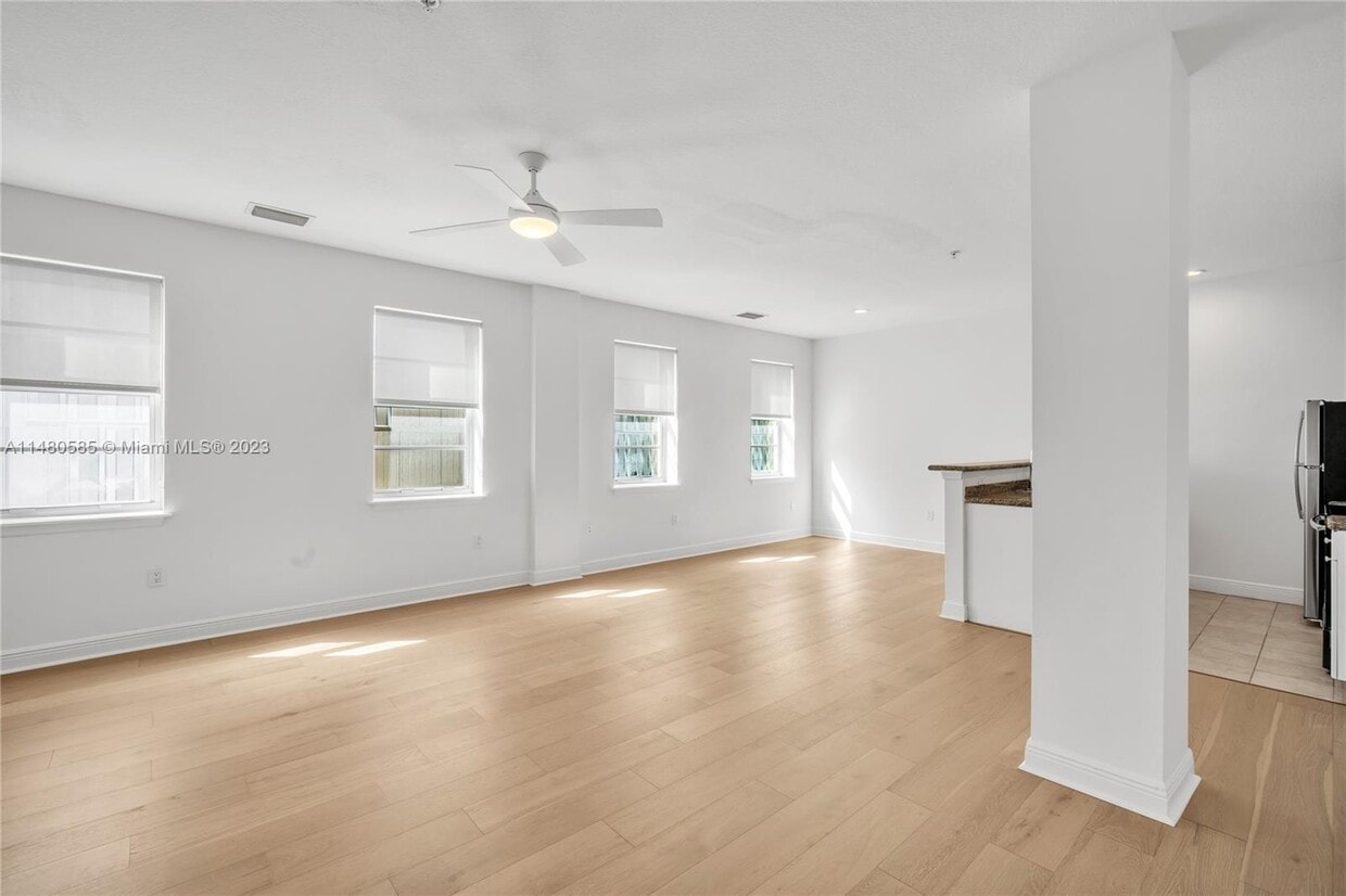 Primary Photo - 150 SE 3rd Ave