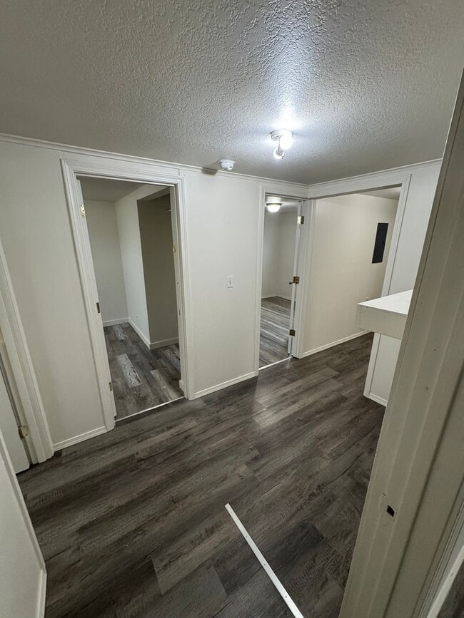 Building Photo - Charming 3-Bedroom with fresh new interior!