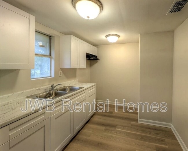 Foto del edificio - 5332 Amazon Ave