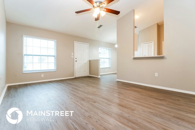 Foto del edificio - 10927 Livingston Dr