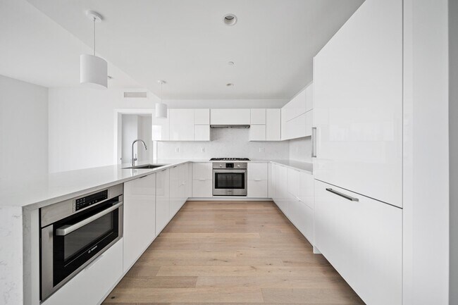 Building Photo - 9 Ave At Port Imperial