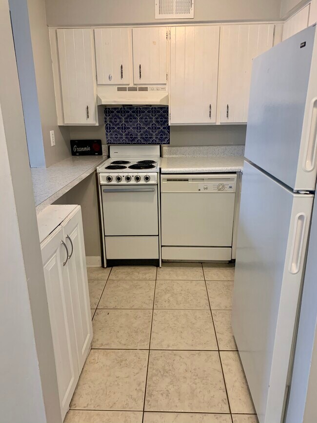 Building Photo - 4153 Kenneth Dr
