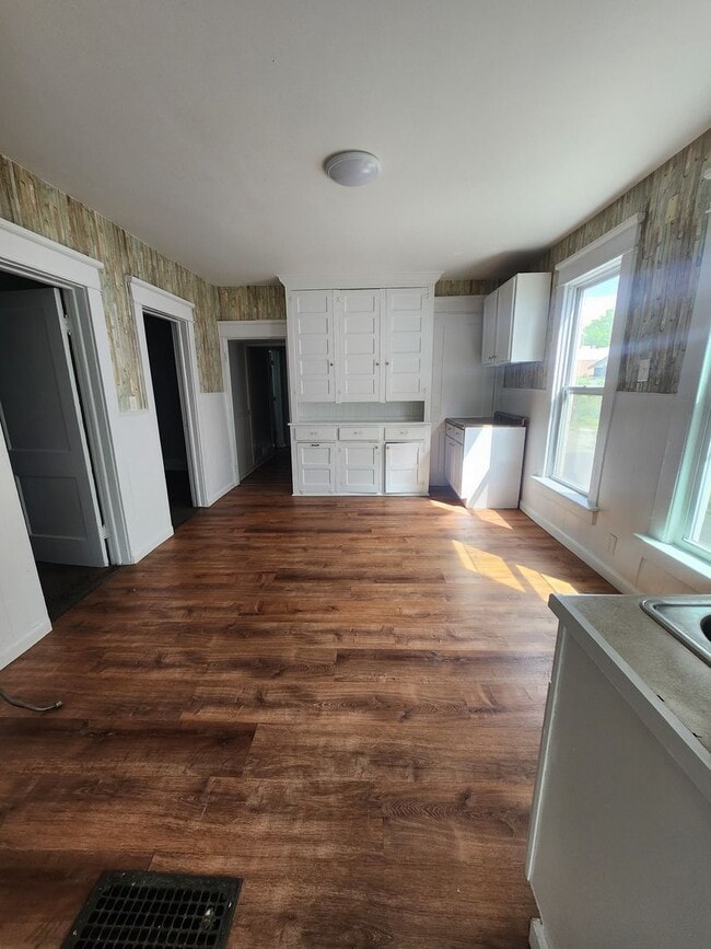 Building Photo - Lower 3 bedroom unit East side