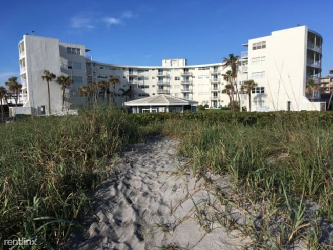 Building Photo - 2 br, 2 bath Condo - 4000 Ocean Beach Blvd