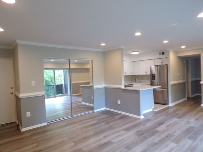 Building Photo - Two Bedroom, Two Bath Condo Located Near T...